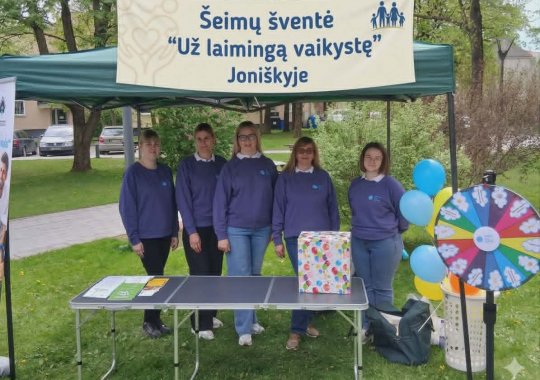 Vaikiško juoko ir bendrystės diena: Joniškio parke nuvilnijo šventė „Už laimingą vaikystę“