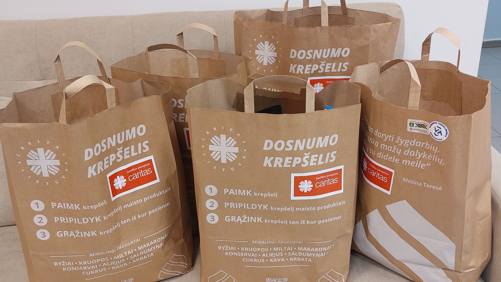 Dosnumo krepšelis su maisto produktais skurstantiems