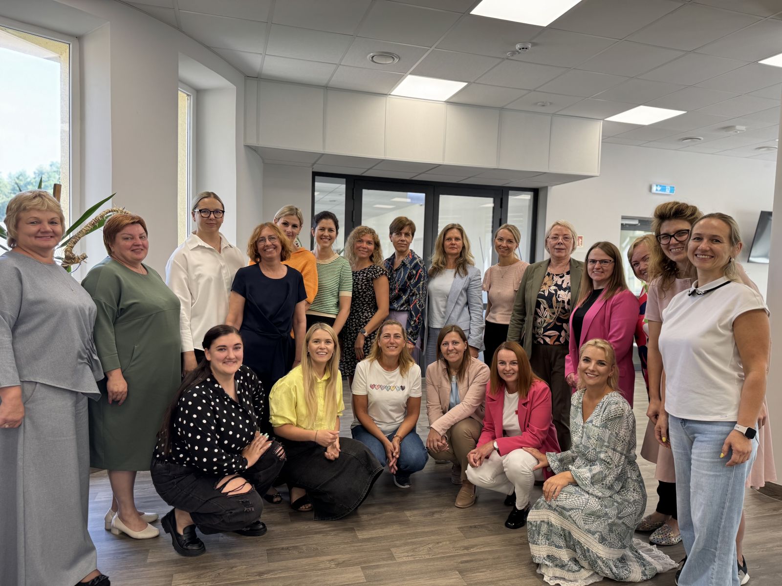 2025 m. rugpjūčio 19 d. Kuršėnų šeimos namuose vyko prasmingas susitikimas, skirtas globos centrų specialistų ir savivaldybių atstovų bendradarbiavimui bei gerosios patirties dalijimuisi.  Renginyje dalyvavo Joniškio rajono Vaiko ir šeimos gerovės centro direktorė Alma Bačianskienė, globos koordinatorė Lina Merkininkienė, Joniškio rajono savivaldybės Socialinės paramos ir sveikatos skyriaus vyriausioji specialistė Aušra Jakūnienė bei kiti globos centrų atstovai ir specialistai iš įvairių savivaldybių.  Susitikimo metu aptarti aktualūs globos sričiai kylantys iššūkiai, pasidalinta gerąja praktika, diskutuota apie specialistų motyvavimo priemones ir jų taikymo galimybes skirtingose savivaldybėse.  Nuoširdžiai dėkojame projekto vadovei Rugilei Ladauskienei ir projekto veiklų ekspertei Dovilei Montvilaitei už iniciatyvą suburti specialistus bendram dialogui bei sudaryti sąlygas dalytis vertinga patirtimi.